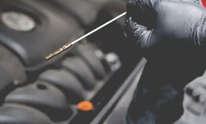 Detalle del motor de un vehículo en reparación en el taller