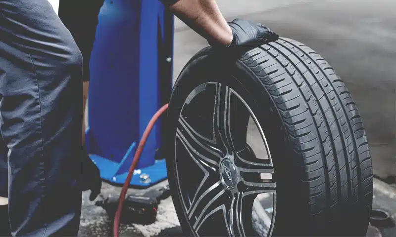 Mantenimiento de piezas de motor en el taller de Autopartes PES