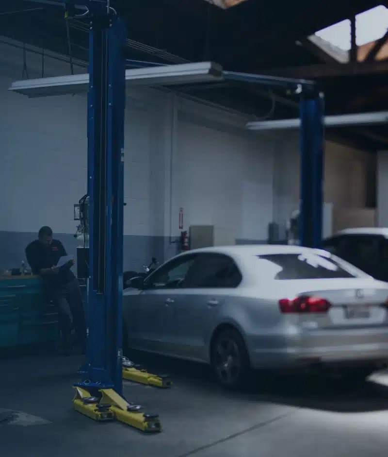 Reparación de motor en el taller mecánico de Autopartes PES